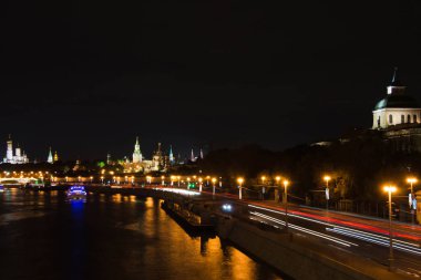 gece Kremlin'in kulelerine