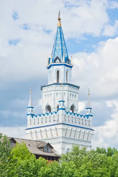 Torre de piedra entre los árboles — Foto de Stock