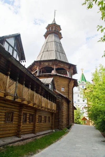 Weg am Holzhaus entlang — Stockfoto