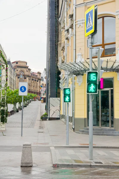Gyalogos zóna, a közlekedési lámpák a város utca — Stock Fotó
