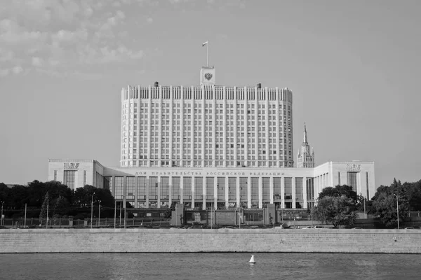 Ryska regeringen House på river bank svart och vitt — Stockfoto