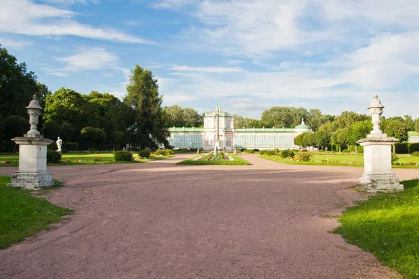 Beau parc en face du vieux bâtiment — Photo