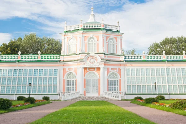 Lantaarnpalen naast het gebouw — Stockfoto