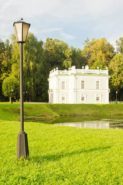 Haus und Lampe am Ufer des Teiches — Stockfoto