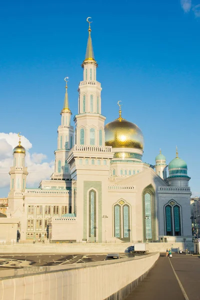 Vista da mesquita no centro da cidade — Fotografia de Stock