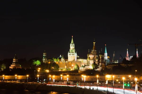 Вид на вежі Кремля вночі — стокове фото