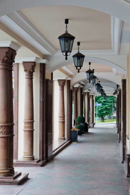 eski evin tavanında fenerler