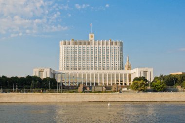 Nehir kıyısında Rus hükümet binası