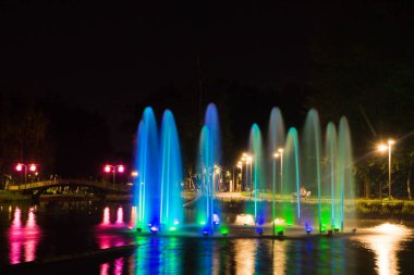 Çeşme aydınlatmalı park su birikintisi üzerinde