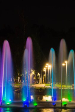 Çeşme aydınlatmalı parkta gölet üzerinde