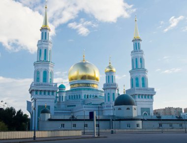 Altın Kubbe gökyüzü ile Camii