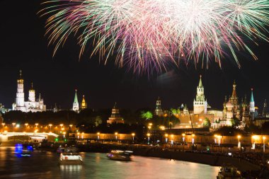Geceleri Fireworks'de Kremlin şehri
