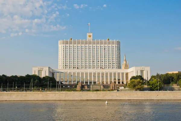 Casa de Gobierno de Rusia en la orilla del río — Foto de Stock