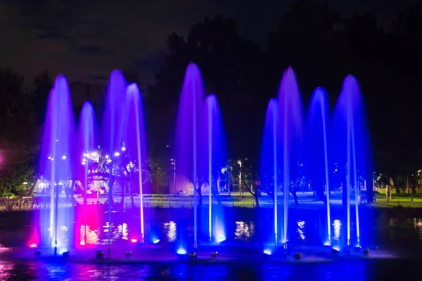 Fonte com luz de fundo na lagoa no parque — Fotografia de Stock