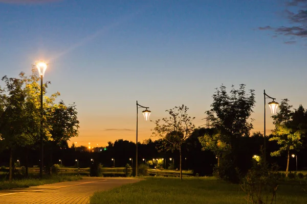 Faroles junto al sendero en el parque —  Fotos de Stock