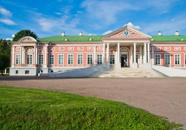 Gevel van historische paleis in zomer park — Stockfoto