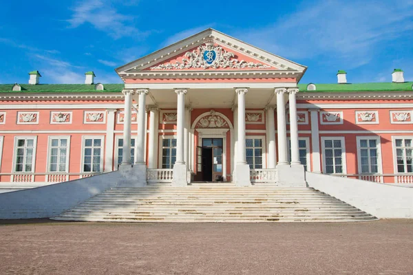 Rosafarbener historischer Palast im Park — Stockfoto