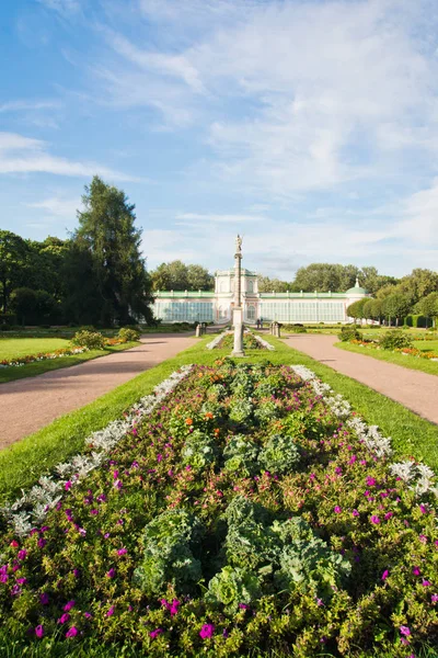 Prachtige tuin met standbeelden — Stockfoto