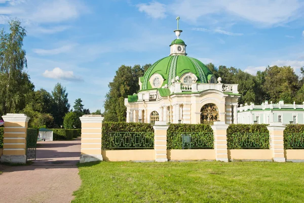 bir yaz gününde eski manor için giriş