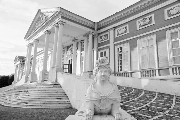 Estatua cerca de la entrada del antiguo palacio en blanco y negro — Foto de Stock