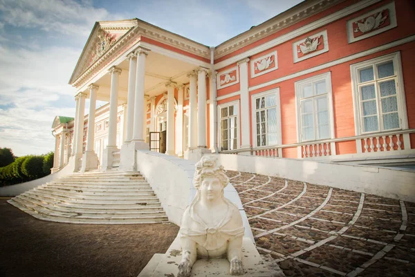 Statue in der Nähe des Eingangs zum alten Palast — Stockfoto