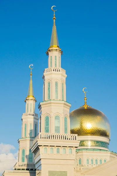 Mezquita con cúpulas de oro contra el cielo — Foto de Stock