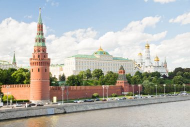 duvar ve bir yaz gününde Moskova Kremlin kuleleri
