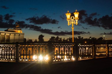 bir demir çit arkasında güzel sokak lambası 