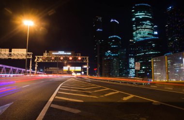 gece ve gökdelenler şehir merkezinde trafik