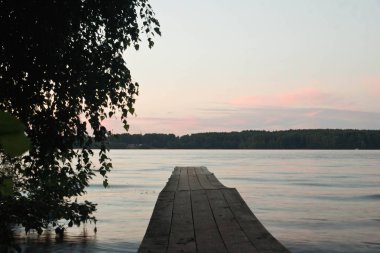 yaz akşamları gölet iskelede