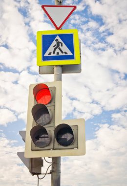 trafik ışığı ve yol işaretleri gökyüzüne karşı