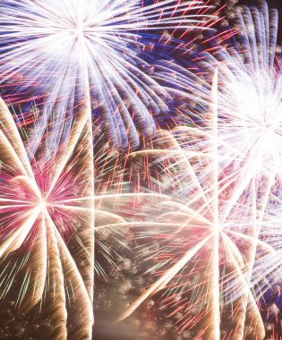 Birkaç gece gökyüzünde renkli havai fişek patlamaları