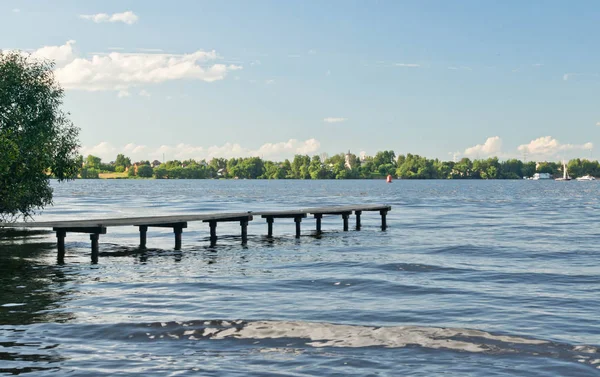 夏天湖上的木码头 — 图库照片