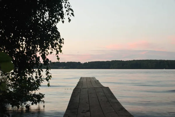 yaz akşamları gölet iskelede