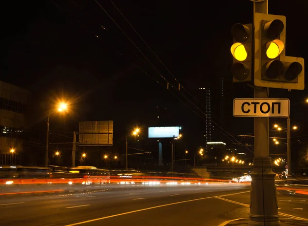 Светофор рядом с ночным шоссе — стоковое фото