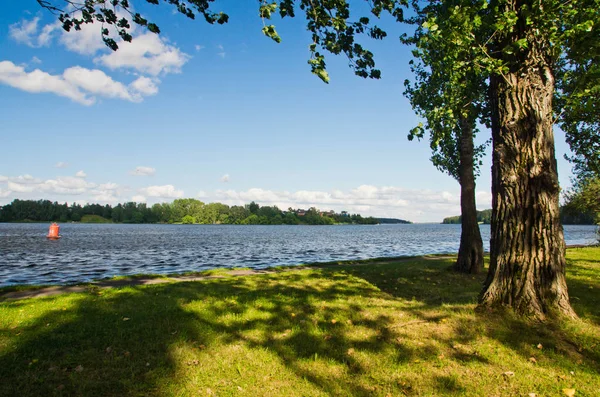 공원과 화창한 여름 날 호수 — 스톡 사진