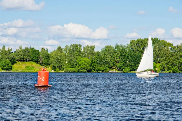 Yat ve gölde yaz gününde şamandıra