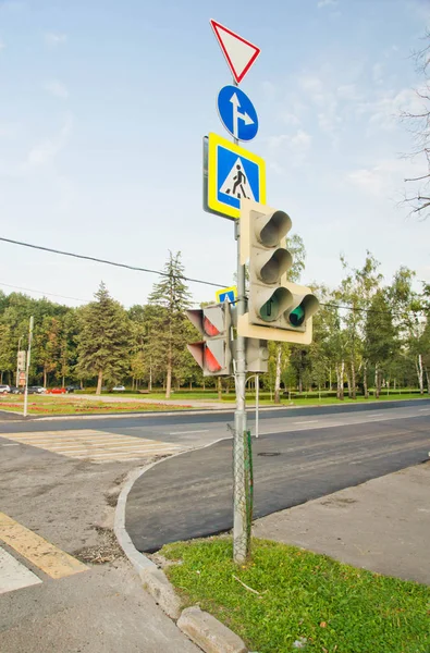 Светофоры рядом с дорогой в городе — стоковое фото