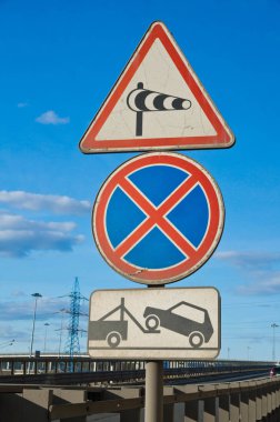 şehirde karayolu üzerinde birkaç yol işaretleri