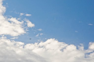 Uçak arasında beyaz bulutlar gökyüzünde