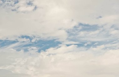 beyaz bulutlar mavi gökyüzünde bir sürü