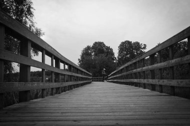 ahşap köprü siyah ve beyaz adam