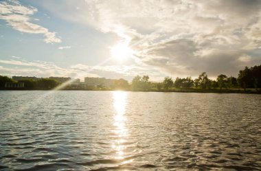 Güneş ve suyun yaz gününde