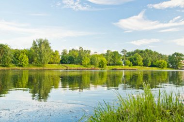 Bir yaz günü göl üzerinde bulutlar
