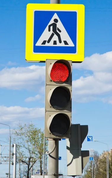 trafik ışığı ve yol işaret yolun yakınında