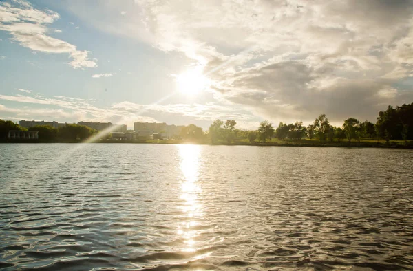 Güneş ve suyun yaz gününde