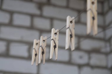 bir tel üzerinde keten clothespin