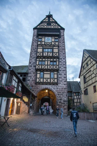 Praça central na cidade de Riquewihr, França — Fotografia de Stock