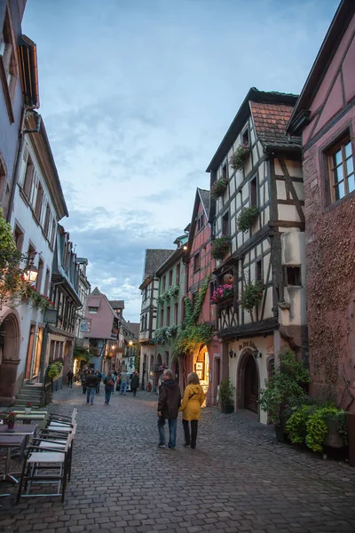 Praça central na cidade de Riquewihr, França — Fotografia de Stock