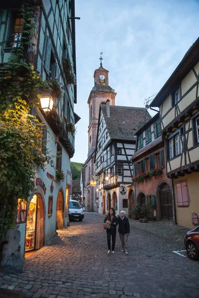 Praça central na cidade de Riquewihr, França — Fotografia de Stock